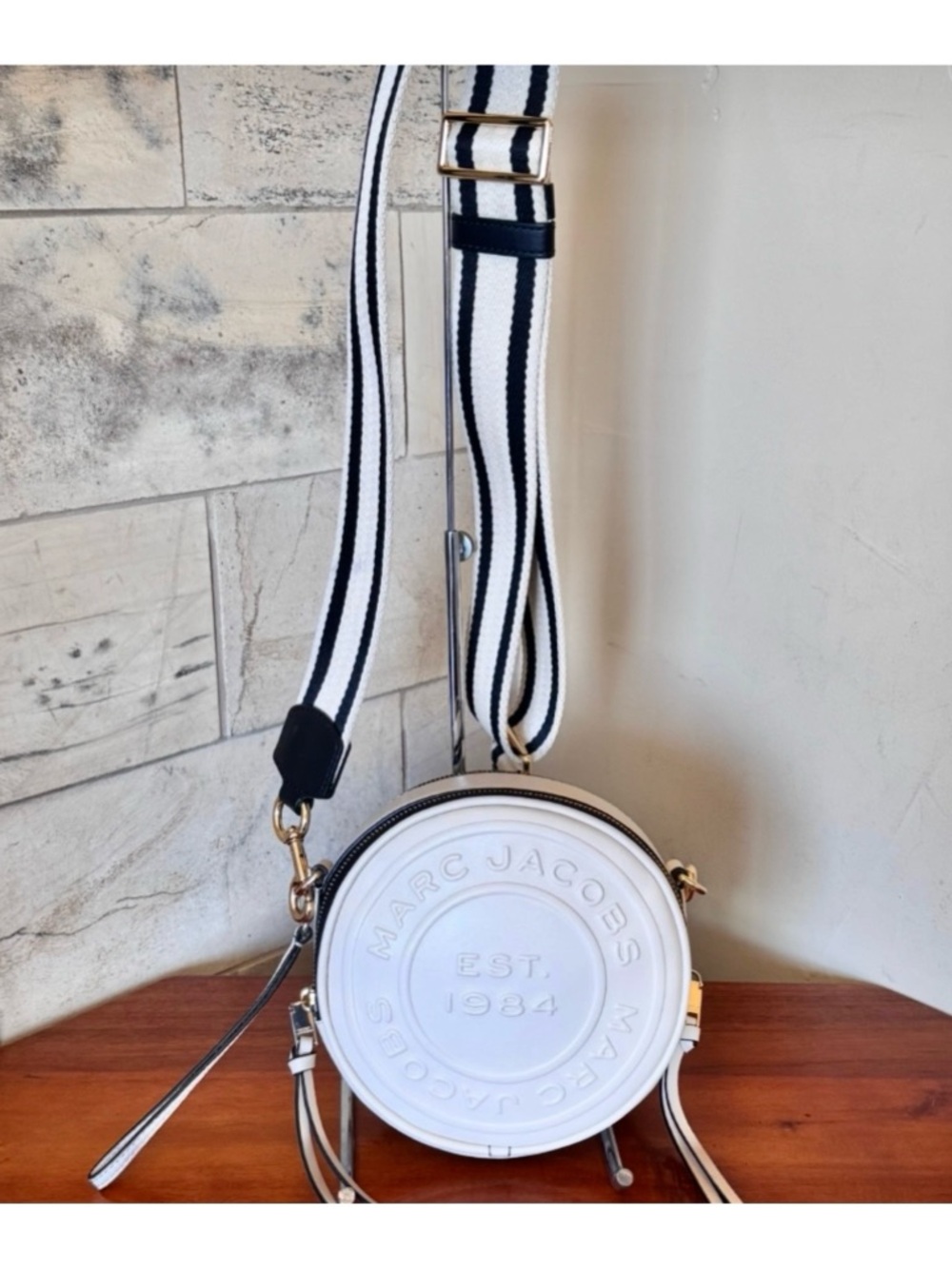 🤍CHIC🤍MARC JACOBS WHITE SIGNET ROUND CROSSBODY BAG - Picture 2 of 16